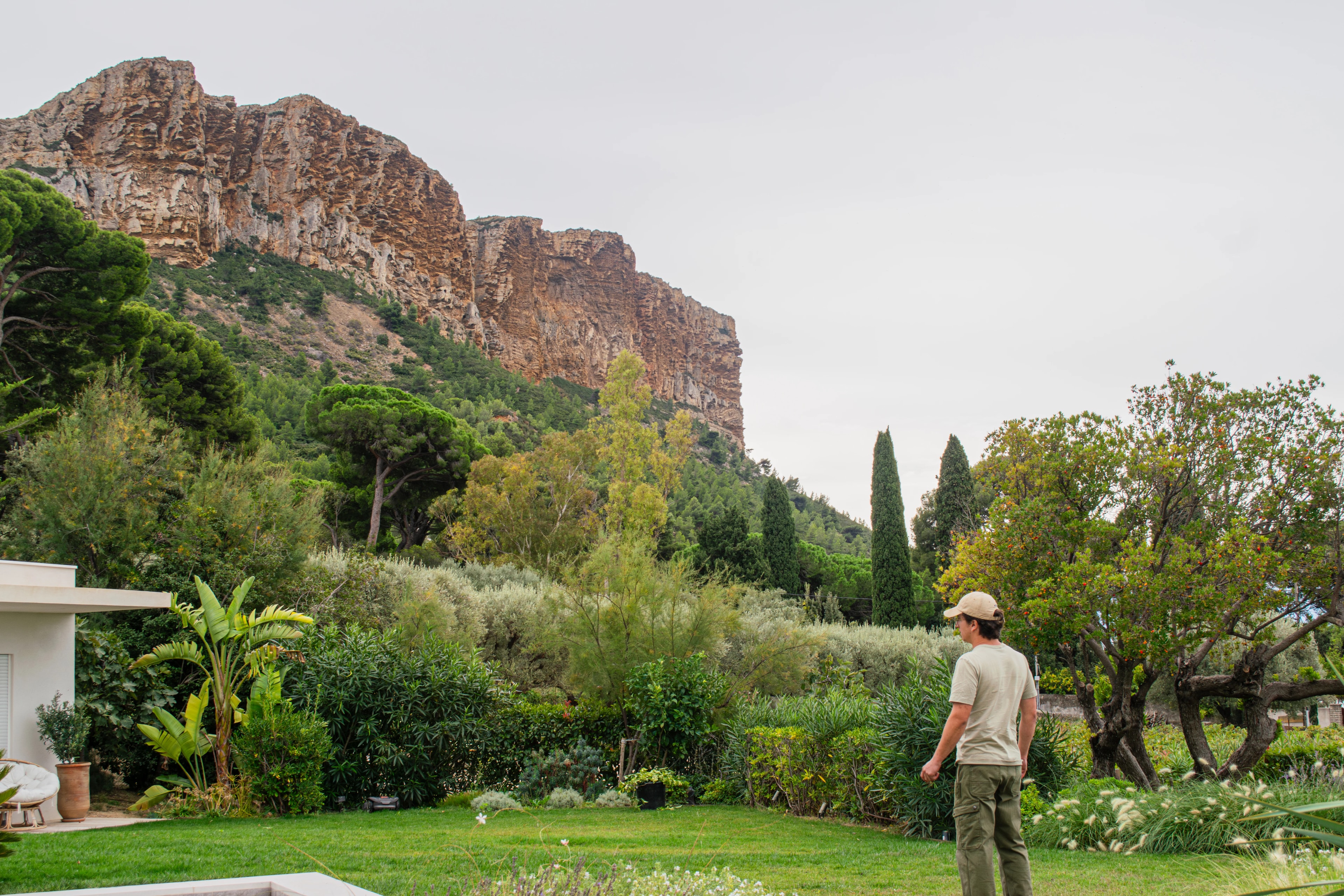 image d'accueil de l'entreprise Éclaircie où l'on voit l'un des massifs rouge de Cassis depuis un jardin